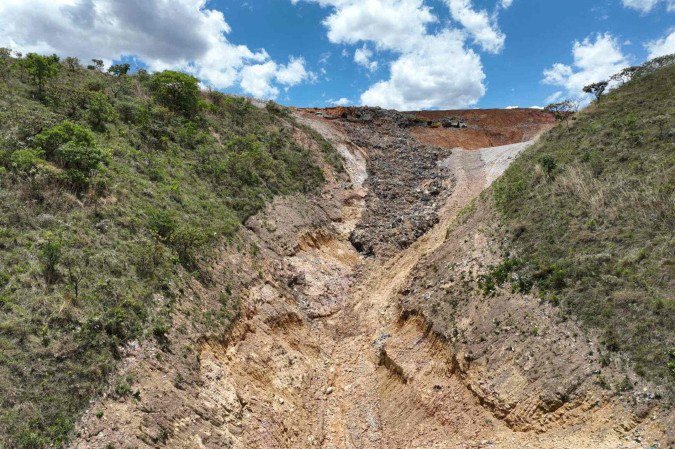 3 mil toneladas de lixo desabam em aterro Ouro Verde - (crédito: Material cedido ao Correio) 3 mil toneladas de lixo desabam em aterro Ouro Verde - (crédito: Material cedido ao Correio)