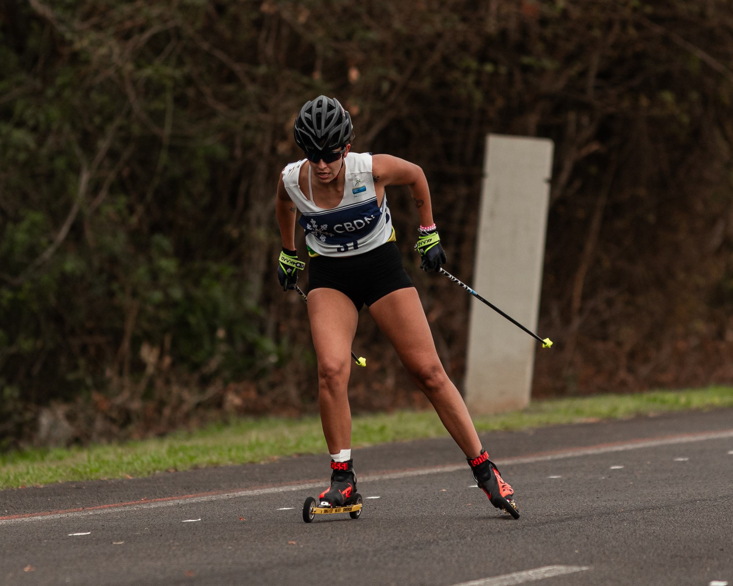 Duda Ribeira treina a maior parte do ano em Jundiaí, no rollerski, a versão no asfalto e sobre rodas do cross-country