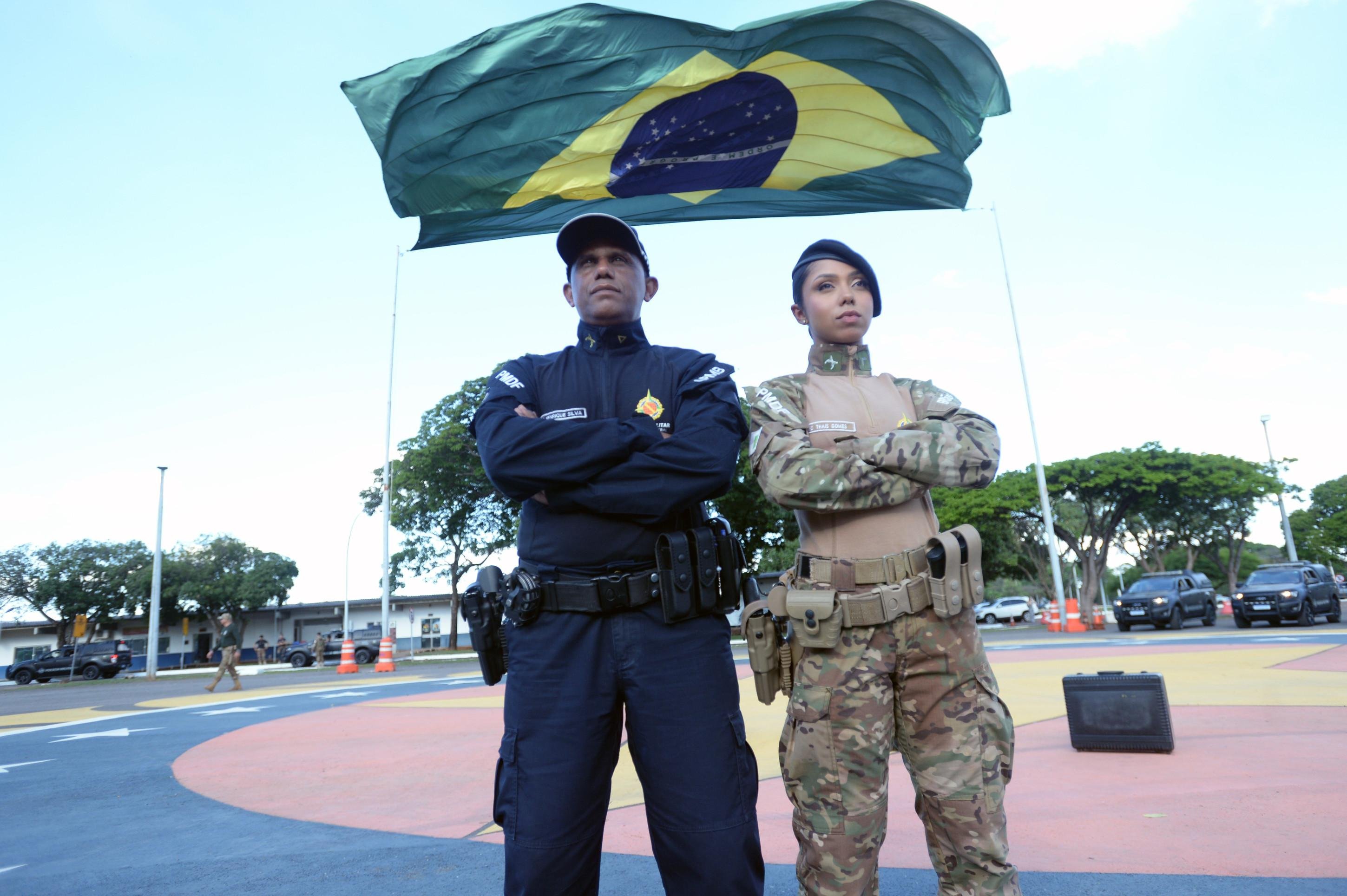  13/11/2025. Cr&eacute;dito: Minervino J&uacute;nior/CB/D.A Press. Brasil.  Brasilia - DF. Membros negros e negras das for&ccedil;as de seguran&ccedil;a do DF. Tenente Henrique Silva e sua filha Tha&iacute;s Riquebass.