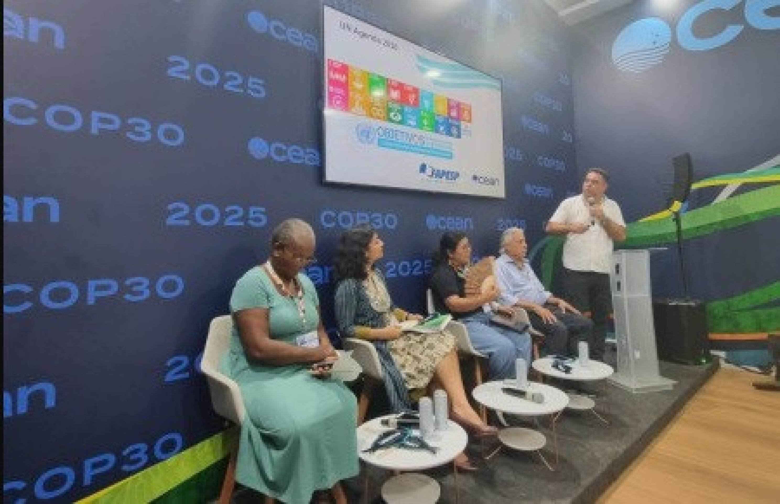 Da esquerda para a direita. Lorna Inniss (chefe da subcomiss&atilde;o reaional da Comiss&atilde;o Oceanoar&aacute;fica Intergovernamental da Unesco), Megha Sud (ISC), Patr&iacute;cia Su&aacute;rez (Fundac&atilde;o Gaia Amazonas e Instituto Interamericano de Pesquisa sobre Mudan&ccedil;as Globais) Paulo Gadelha (Fiocruz) e Alexander Turra (PROASA-FAPESP/IO-USP).