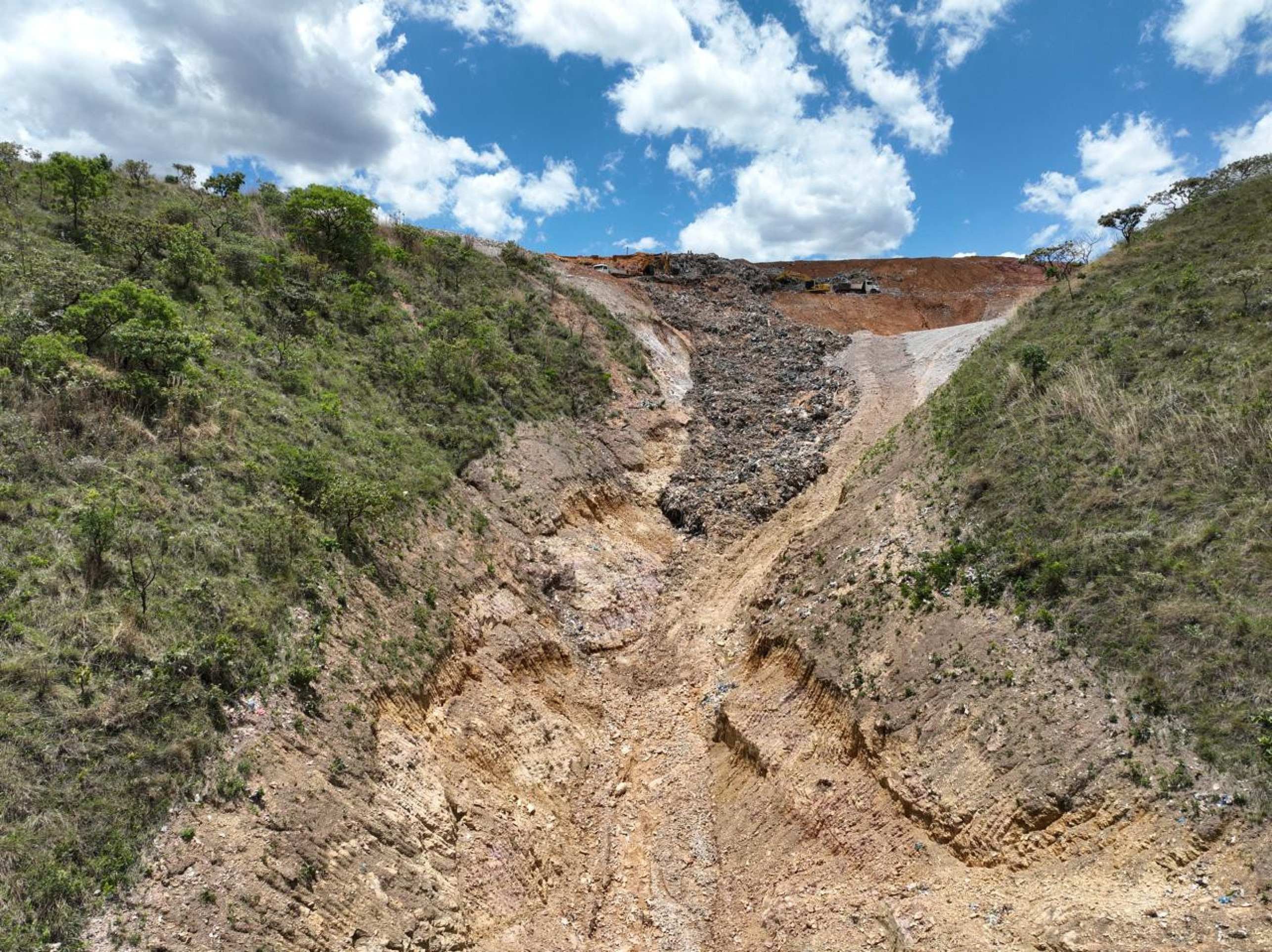 Três mil toneladas de lixo desabam em novo deslizamento no aterro Ouro Verde