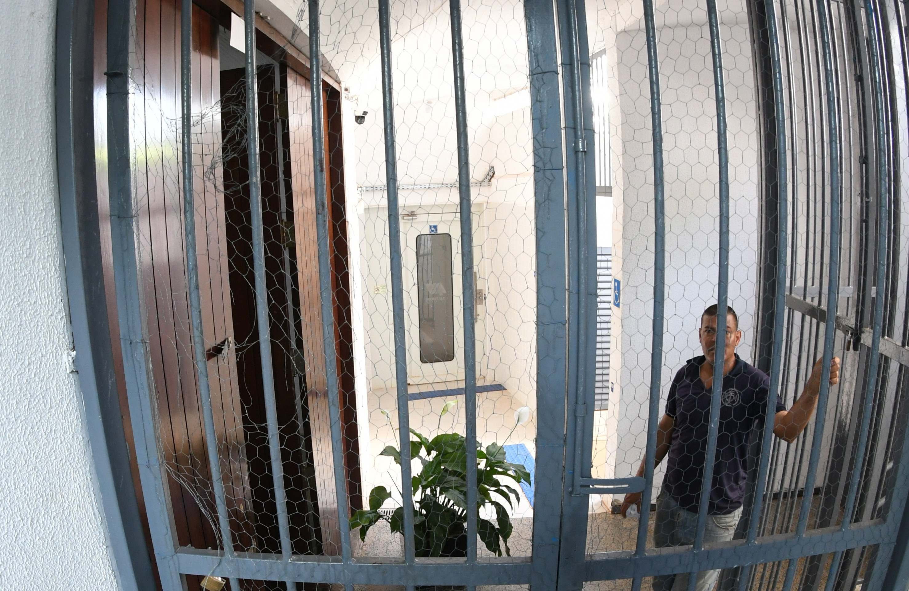  14/11/2025. Crédito: Ed Alves/CB/D.A Press. Brasil.  Brasilia - DF.  Cidades. Ladrão invade Instituto Histórico do DF e leva peças de Kubitschek. Criminoso levou peças valiosas que pertenceram a personalidades da capital,  -  (crédito:  Ed Alves/CB)