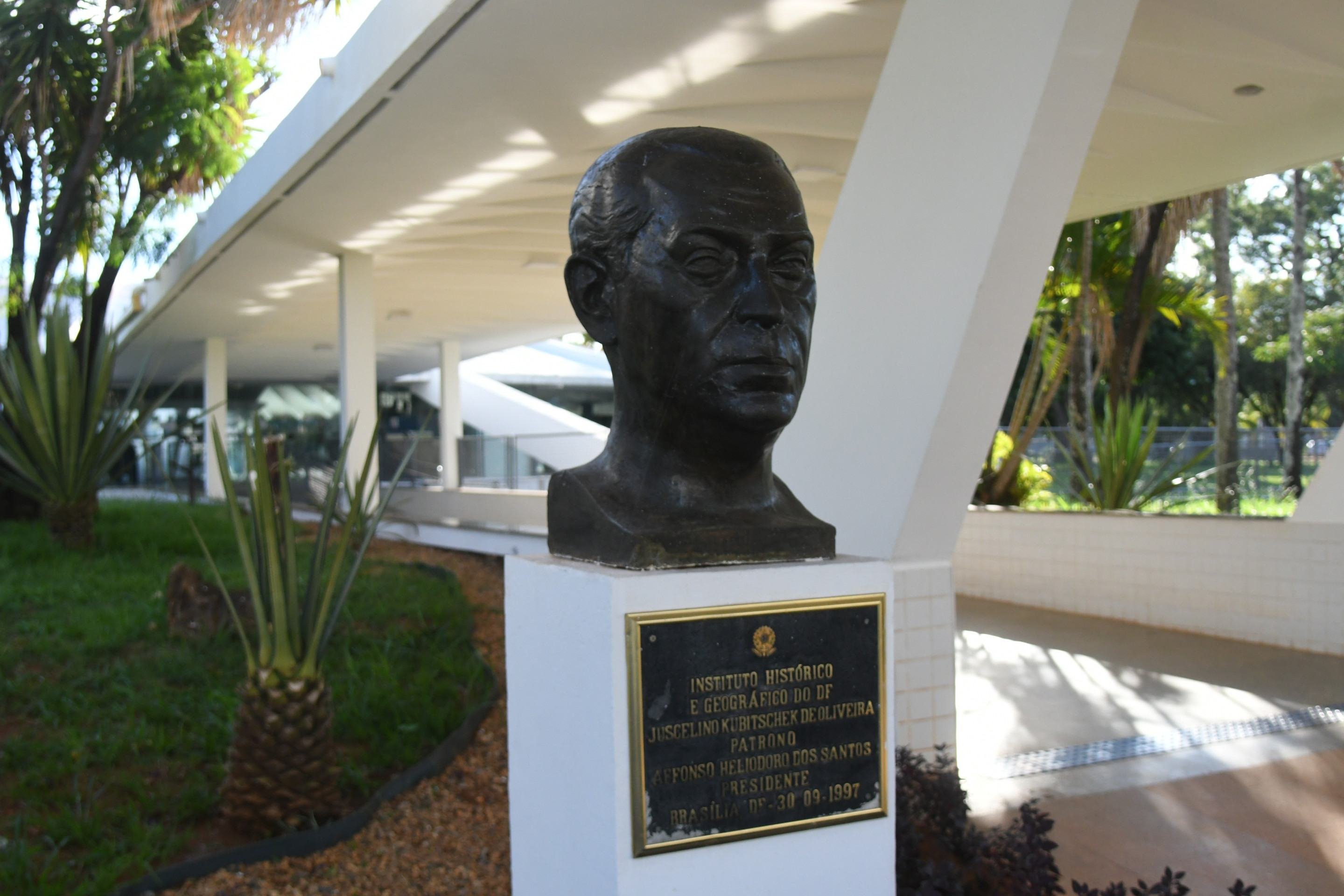  Ed Alves/CB/D.A Press. Brasil.  Brasilia - DF.  Cidades. Ladr&atilde;o invade Instituto Hist&oacute;rico do DF e leva pe&ccedil;as de Kubitschek. Criminoso levou pe&ccedil;as valiosas que pertenceram a personalidades da capital