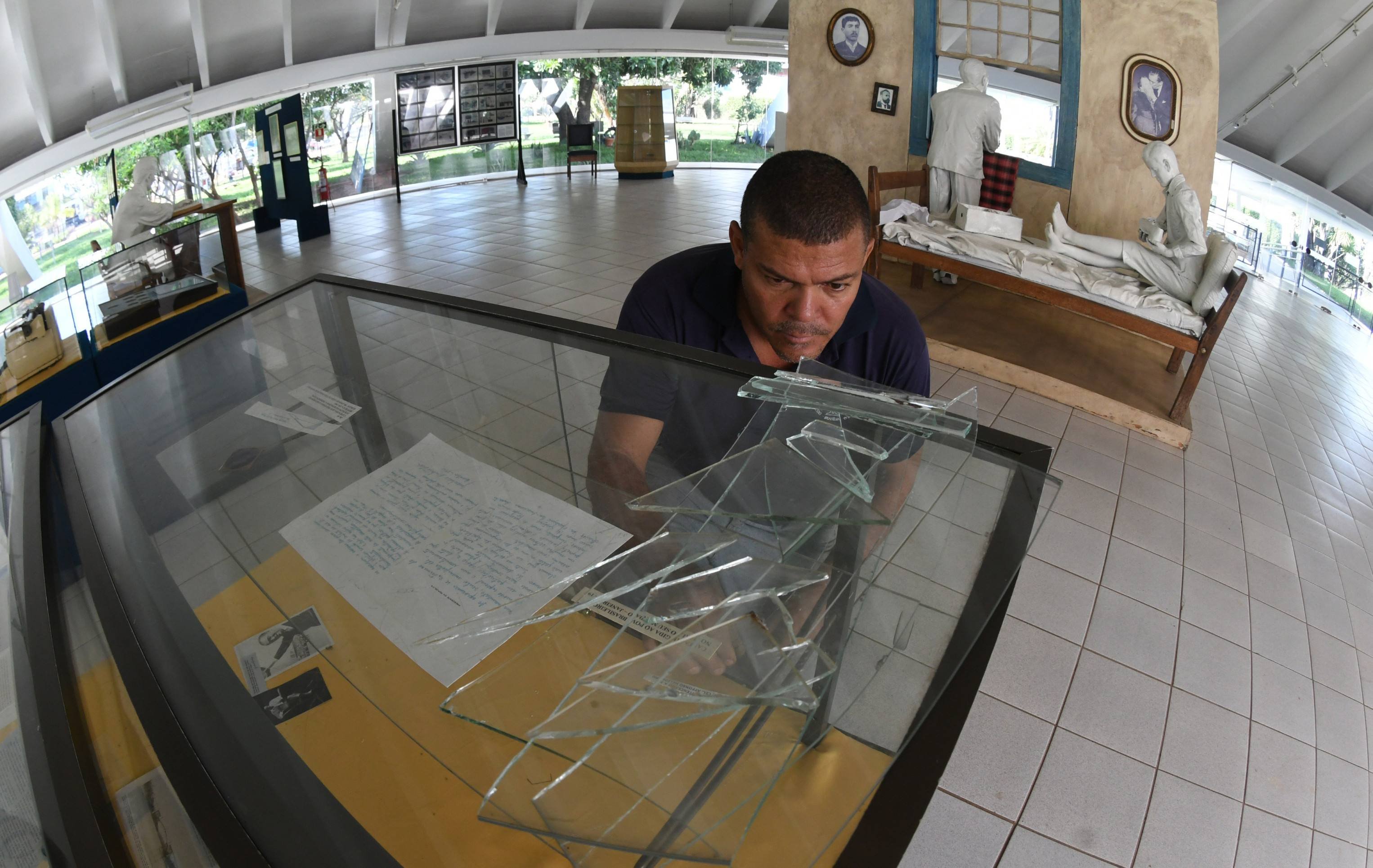  14/11/2025. Cr&eacute;dito: Ed Alves/CB/D.A Press. Brasil.  Brasilia - DF.  Cidades. Ladr&atilde;o invade Instituto Hist&oacute;rico do DF e leva pe&ccedil;as de Kubitschek. Criminoso levou pe&ccedil;as valiosas que pertenceram a personalidades da capital.Na foto, Marcelo - Funcionario de manuten&ccedil;&atilde;o.