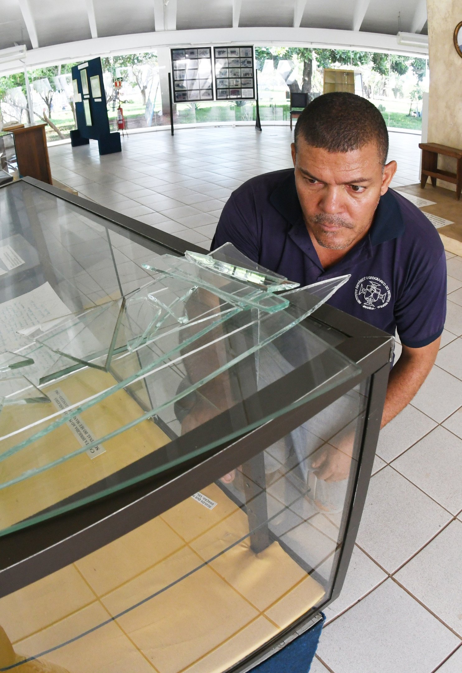  14/11/2025. Cr&eacute;dito: Ed Alves/CB/D.A Press. Brasil.  Brasilia - DF.  Cidades. Ladr&atilde;o invade Instituto Hist&oacute;rico do DF e leva pe&ccedil;as de Kubitschek. Criminoso levou pe&ccedil;as valiosas que pertenceram a personalidades da capital.Na foto, Marcelo - Funcionario de manuten&ccedil;&atilde;o.