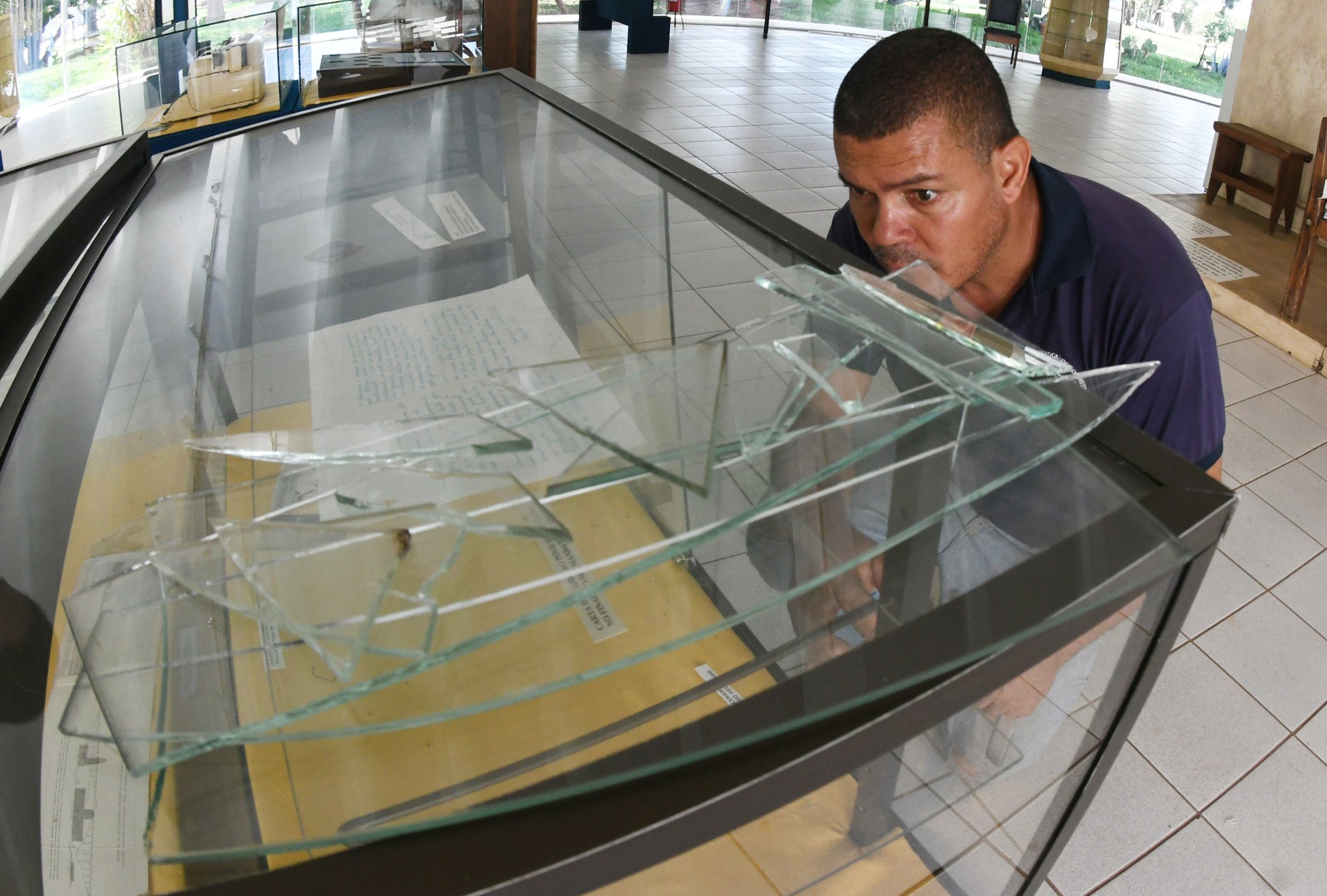  14/11/2025. Cr&eacute;dito: Ed Alves/CB/D.A Press. Brasil.  Brasilia - DF.  Cidades. Ladr&atilde;o invade Instituto Hist&oacute;rico do DF e leva pe&ccedil;as de Kubitschek. Criminoso levou pe&ccedil;as valiosas que pertenceram a personalidades da capital.Na foto, Marcelo - Funcionario de manuten&ccedil;&atilde;o.