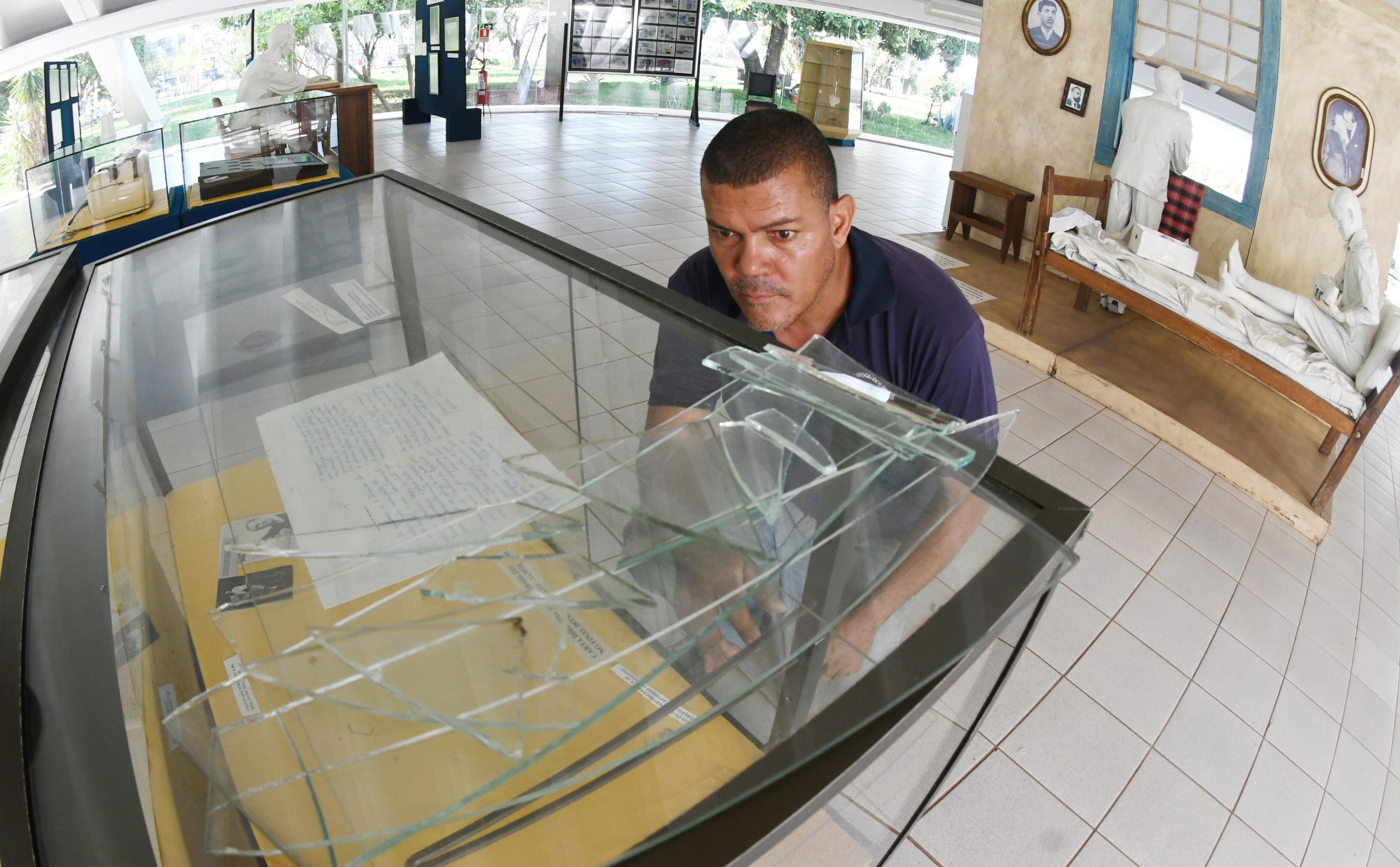  14/11/2025. Cr&eacute;dito: Ed Alves/CB/D.A Press. Brasil.  Brasilia - DF.  Cidades. Ladr&atilde;o invade Instituto Hist&oacute;rico do DF e leva pe&ccedil;as de Kubitschek. Criminoso levou pe&ccedil;as valiosas que pertenceram a personalidades da capital.Na foto, Marcelo - Funcionario de manuten&ccedil;&atilde;o.