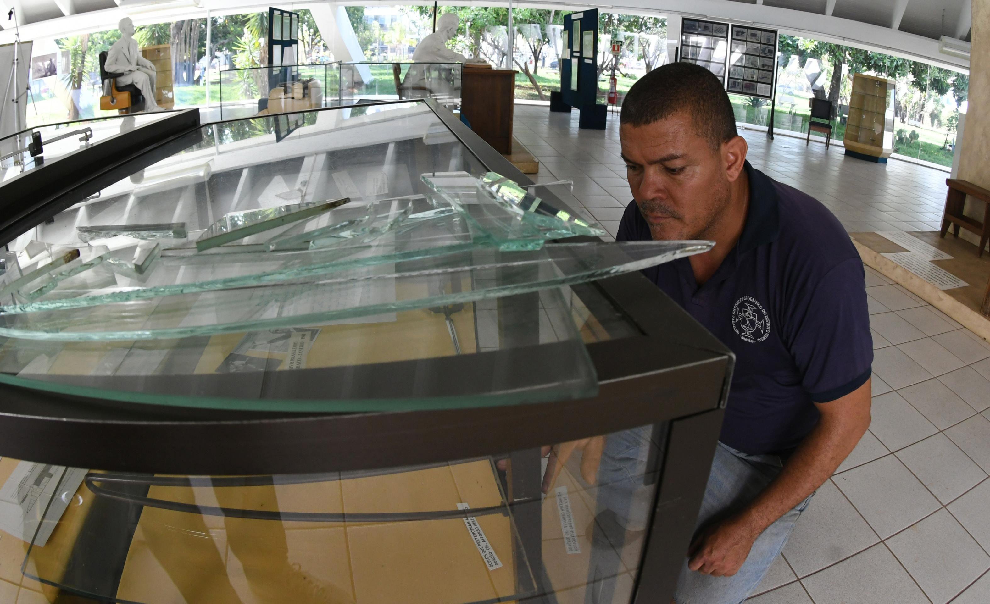  14/11/2025. Cr&eacute;dito: Ed Alves/CB/D.A Press. Brasil.  Brasilia - DF.  Cidades. Ladr&atilde;o invade Instituto Hist&oacute;rico do DF e leva pe&ccedil;as de Kubitschek. Criminoso levou pe&ccedil;as valiosas que pertenceram a personalidades da capital.Na foto, Marcelo - Funcionario de manuten&ccedil;&atilde;o.