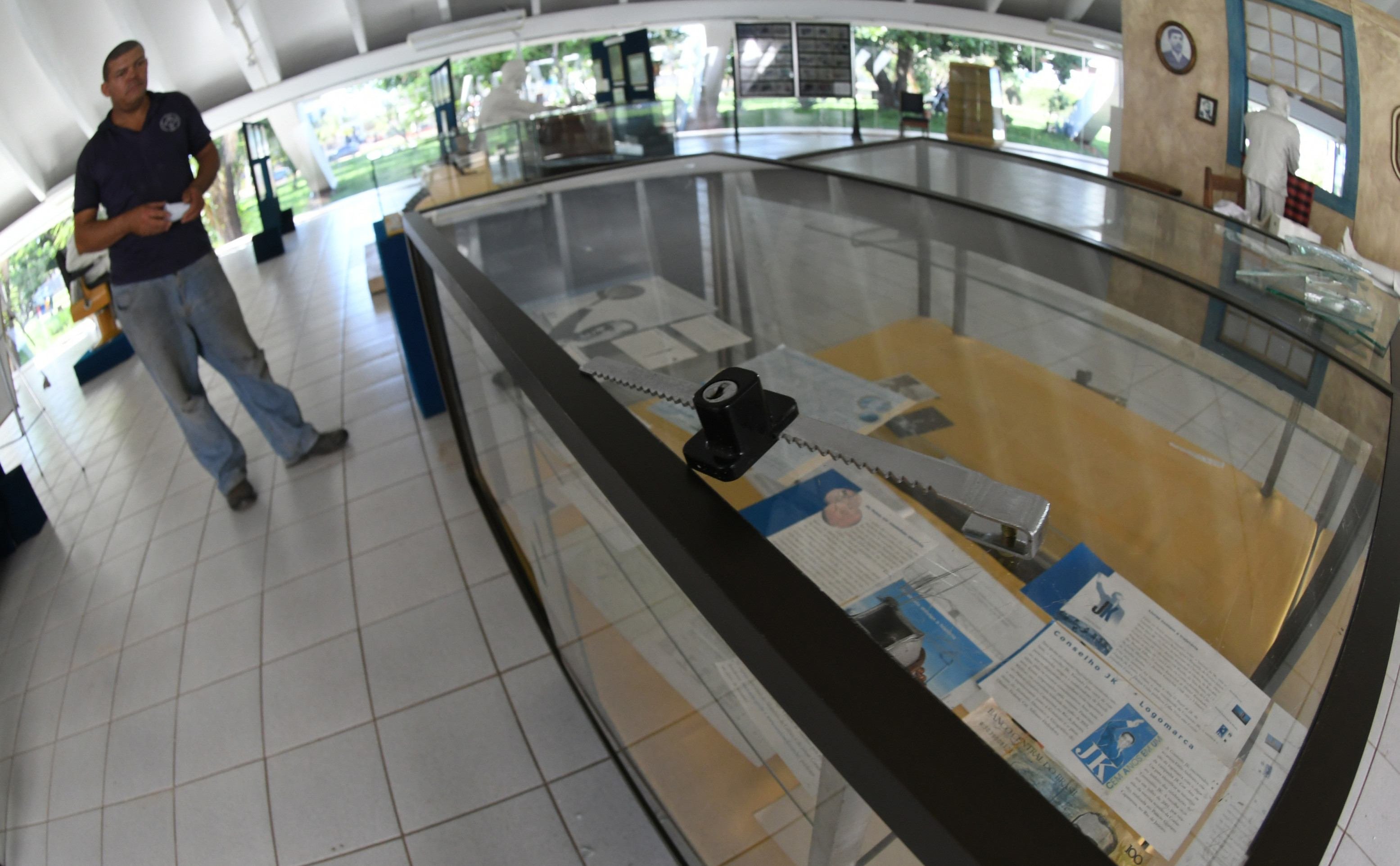  14/11/2025. Cr&eacute;dito: Ed Alves/CB/D.A Press. Brasil.  Brasilia - DF.  Cidades. Ladr&atilde;o invade Instituto Hist&oacute;rico do DF e leva pe&ccedil;as de Kubitschek. Criminoso levou pe&ccedil;as valiosas que pertenceram a personalidades da capital.Na foto, Marcelo - Funcionario de manuten&ccedil;&atilde;o.