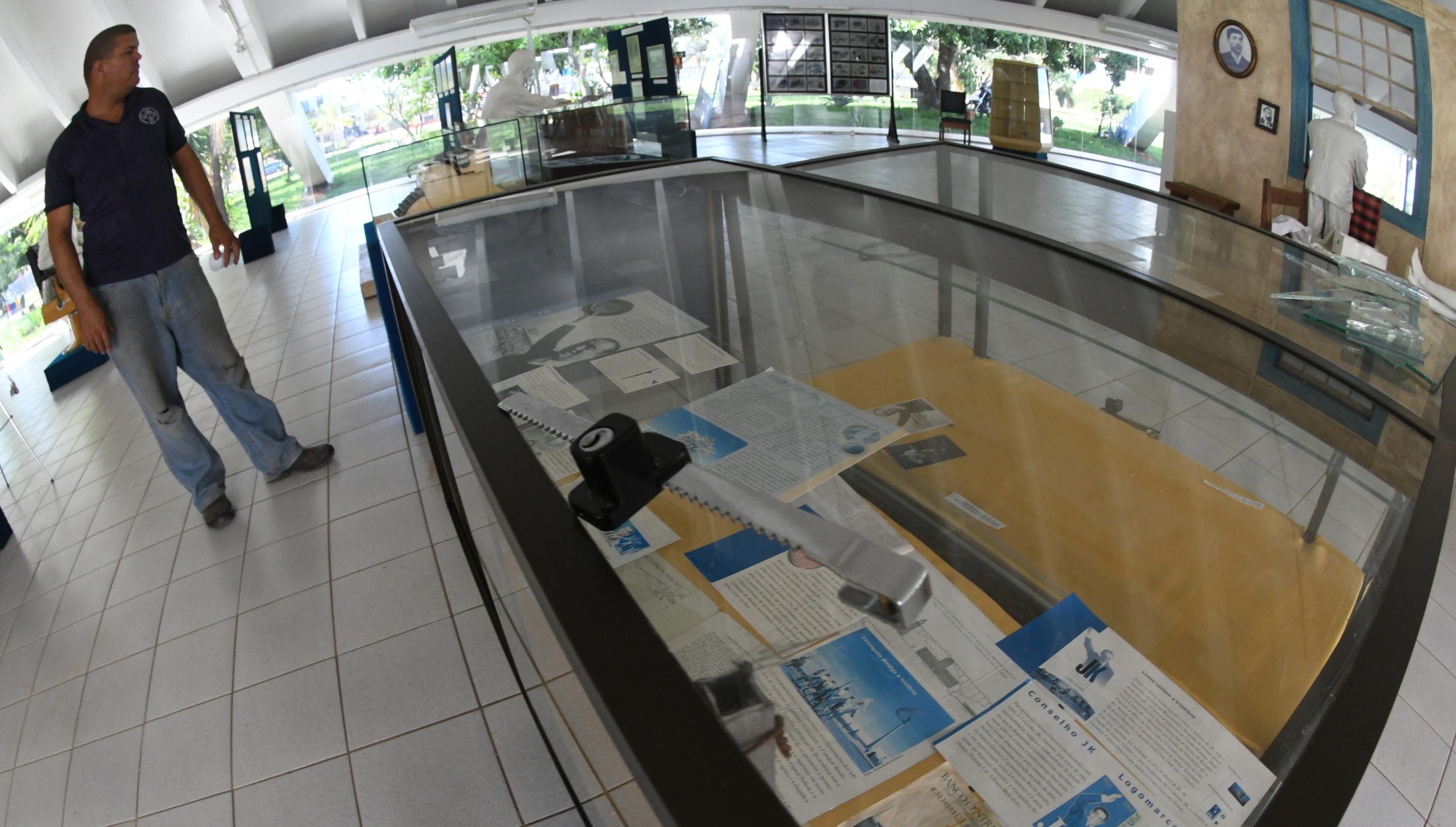  14/11/2025. Cr&eacute;dito: Ed Alves/CB/D.A Press. Brasil.  Brasilia - DF.  Cidades. Ladr&atilde;o invade Instituto Hist&oacute;rico do DF e leva pe&ccedil;as de Kubitschek. Criminoso levou pe&ccedil;as valiosas que pertenceram a personalidades da capital.Na foto, Marcelo - Funcionario de manuten&ccedil;&atilde;o.