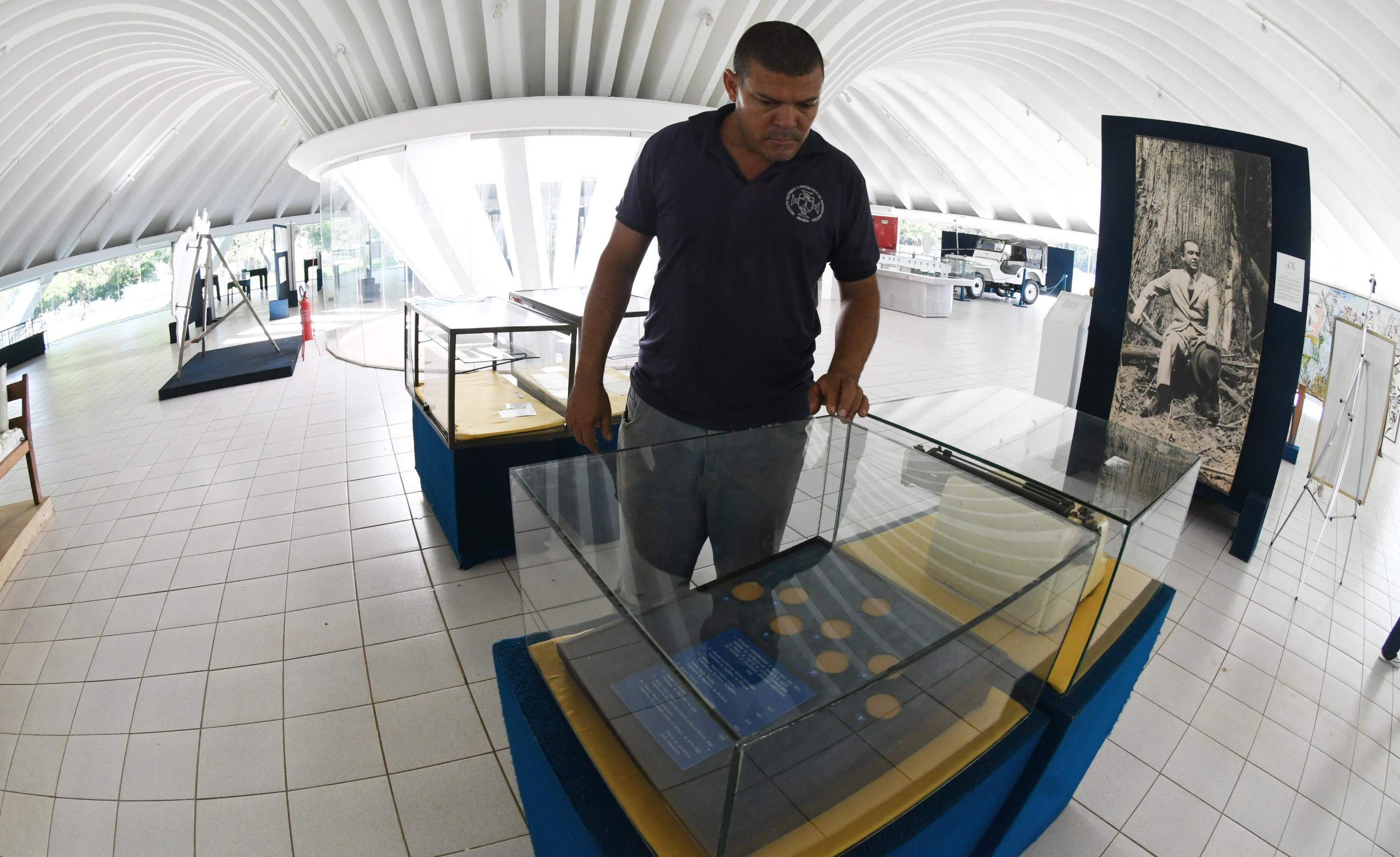  14/11/2025. Cr&eacute;dito: Ed Alves/CB/D.A Press. Brasil.  Brasilia - DF.  Cidades. Ladr&atilde;o invade Instituto Hist&oacute;rico do DF e leva pe&ccedil;as de Kubitschek. Criminoso levou pe&ccedil;as valiosas que pertenceram a personalidades da capital.Na foto, Marcelo - Funcionario de manuten&ccedil;&atilde;o.