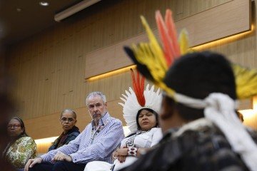 Marina, Corrêa do Lago e Sonia Guajajara ouvem reivindicações dos mundurukus depois do protesto - (crédito: Tânia Rêgo/Agência Brasil) Marina, Corrêa do Lago e Sonia Guajajara ouvem reivindicações dos mundurukus depois do protesto - (crédito: Tânia Rêgo/Agência Brasil)