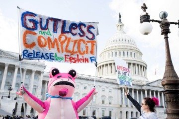Manifestante segura cartaz com a frase 'Covarde e cúmplice; divulgue os arquivos Epstein', em frente ao Capitólio, em Washington - (crédito: Saul Loeb/AFP) Manifestante segura cartaz com a frase 'Covarde e cúmplice; divulgue os arquivos Epstein', em frente ao Capitólio, em Washington - (crédito: Saul Loeb/AFP)