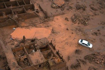 Vista aérea dos danos na vila de Bento Rodrigues, em Mariana, Minas Gerais, Brasil, em 6 de novembro de 2015, após o rompimento da barragem de Fundão - (crédito: CHRISTOPHE SIMON / AFP) Vista aérea dos danos na vila de Bento Rodrigues, em Mariana, Minas Gerais, Brasil, em 6 de novembro de 2015, após o rompimento da barragem de Fundão - (crédito: CHRISTOPHE SIMON / AFP)