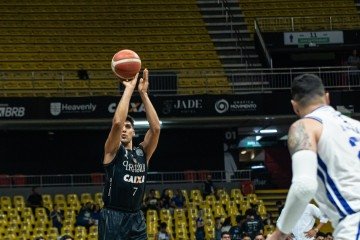 O armador Corvalan foi um dos destaques da vitória contra o Cruzeiro: 15 pontos anotados - (crédito: @Lsmarkesfotos) O armador Corvalan foi um dos destaques da vitória contra o Cruzeiro: 15 pontos anotados - (crédito: @Lsmarkesfotos)
