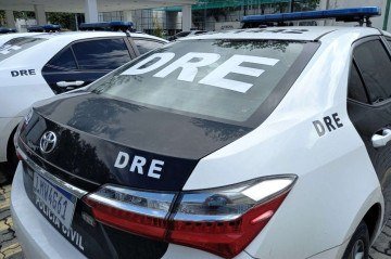 Polícia Civil prende quatro e mira grupo ligado ao Comando Vermelho em operação na Baixada. Ação conjunta da DRE-CAP, CORE e BOPE cumpre mandados em São João de Meriti contra suspeitos ligados ao irmão de um vereador e busca conter avanço da facção na região
- (crédito: Reprodução/Polícia Civil do Rio de Janeiro) Polícia Civil prende quatro e mira grupo ligado ao Comando Vermelho em operação na Baixada. Ação conjunta da DRE-CAP, CORE e BOPE cumpre mandados em São João de Meriti contra suspeitos ligados ao irmão de um vereador e busca conter avanço da facção na região
- (crédito: Reprodução/Polícia Civil do Rio de Janeiro)