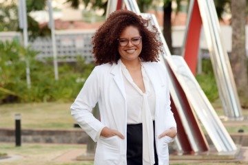 Neurologista Júlia Carolina atendeu uma idosa centenária que nunca tinha sido atendida por uma médica negra -  (crédito: Minervino Júnior/CB/D.A.Press)