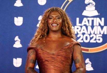 Aalém de revisitar sucessos de seus álbuns solo, Liniker estreia 