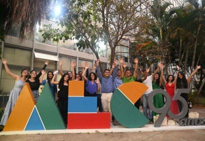 Estudantes que se destacaram no Enem e beneficiários do Pé-de-Meia posam em frente à sede do MEC, em Brasília -  (crédito: Ângelo Miguel/ MEC)