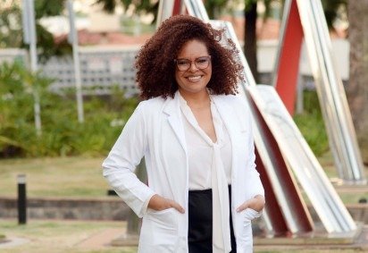 Neurologista Júlia Carolina atendeu uma idosa centenária que nunca tinha sido atendida por uma médica negra -  (crédito: Minervino Júnior/CB/D.A.Press) -Neurologista Júlia Carolina atendeu uma idosa centenária que nunca tinha sido atendida por uma médica negra -  (crédito: Minervino Júnior/CB/D.A.Press)