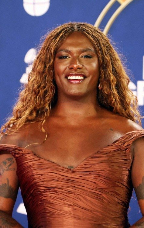 Aalém de revisitar sucessos de seus álbuns solo, Liniker estreia 'Charme' diante do público reunido no escritório do Google - (crédito: Getty Images via AFP) Aalém de revisitar sucessos de seus álbuns solo, Liniker estreia 'Charme' diante do público reunido no escritório do Google - (crédito: Getty Images via AFP)