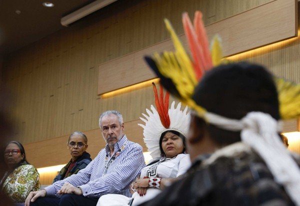 Marina Silva, Corrêa do Lago e Sonia Guajajara ouvem reivindicações dos mundurukus, depois do protesto deste domingo, em Belém -  (crédito: Tânia Rêgo/Agência Brasil)