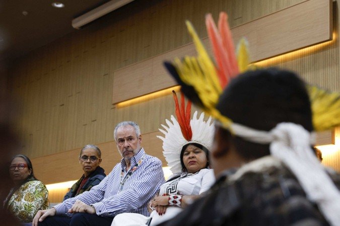 Marina Silva, Corrêa do Lago e Sonia Guajajara ouvem reivindicações dos mundurukus, depois do protesto deste domingo, em Belém - (crédito: Tânia Rêgo/Agência Brasil) Marina Silva, Corrêa do Lago e Sonia Guajajara ouvem reivindicações dos mundurukus, depois do protesto deste domingo, em Belém - (crédito: Tânia Rêgo/Agência Brasil)
