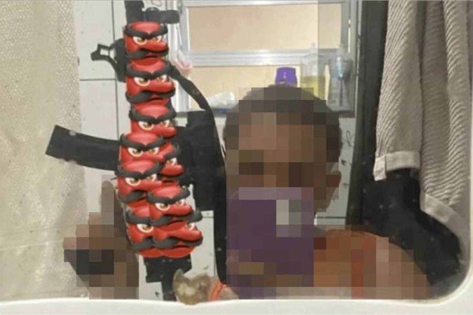 Publicações mostram imagens do que parecem ser fuzis e outras armas - (crédito: Reprodução) Publicações mostram imagens do que parecem ser fuzis e outras armas - (crédito: Reprodução)