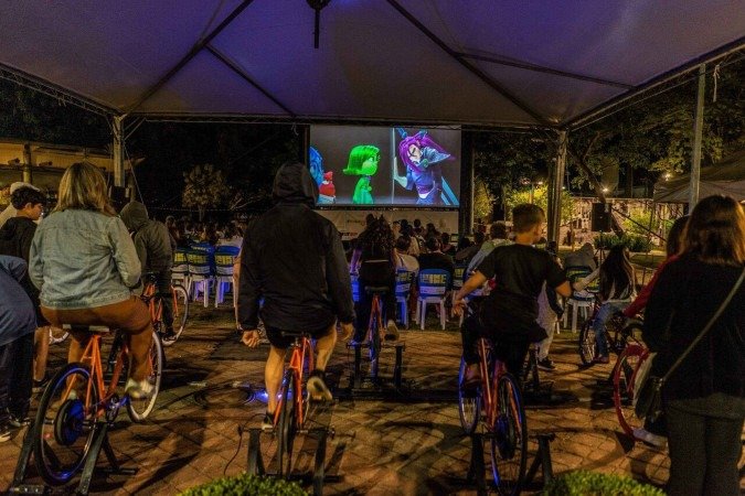 Cinema ao ar livre movido a energia limpa de bicicletas estreia em Penha (SC) -  (crédito: Uai Turismo)