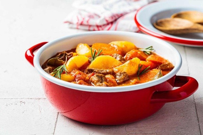 Carne de panela com legumes (Imagem: Nina Firsova | Shutterstock) - (crédito: EdiCase) Carne de panela com legumes (Imagem: Nina Firsova | Shutterstock) - (crédito: EdiCase)
