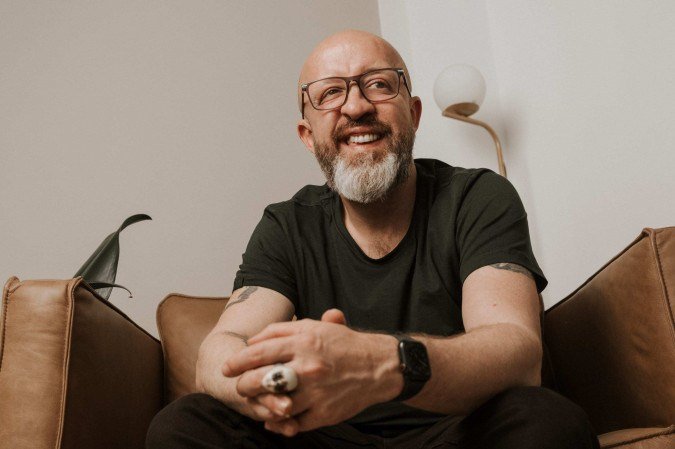 No caso do poeta, a honraria destaca seu papel singular ao incluir o afeto como
ferramenta de combate à invisibilidade social e ao bullying