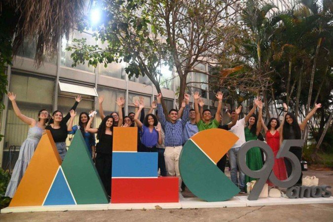 Estudantes que se destacaram no Enem e beneficiários do Pé-de-Meia posam em frente à sede do MEC, em Brasília -  (crédito: Ângelo Miguel/ MEC)