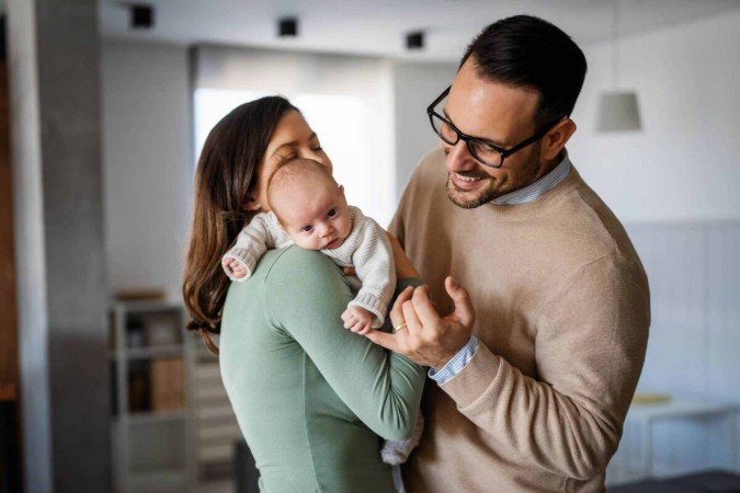 Nova licença-paternidade prevê ampliação de afastamento remunerado para os pais (Imagem: NDAB Creativity | Shutterstock) - (crédito: EdiCase) Nova licença-paternidade prevê ampliação de afastamento remunerado para os pais (Imagem: NDAB Creativity | Shutterstock) - (crédito: EdiCase)