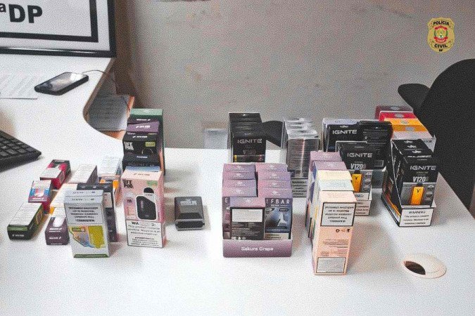 A operação resultou na prisão de três pessoas pelo crime de contrabando e apreensão de dezenas de cigarros eletrônicos -  (crédito: PCDF/Divulgação)