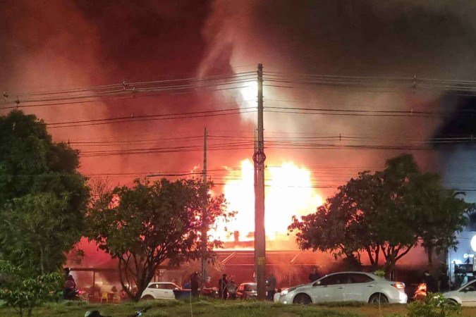 Bar Santa Fé: labaredas imensas - (crédito: Material cedido ao Correio) Bar Santa Fé: labaredas imensas - (crédito: Material cedido ao Correio)