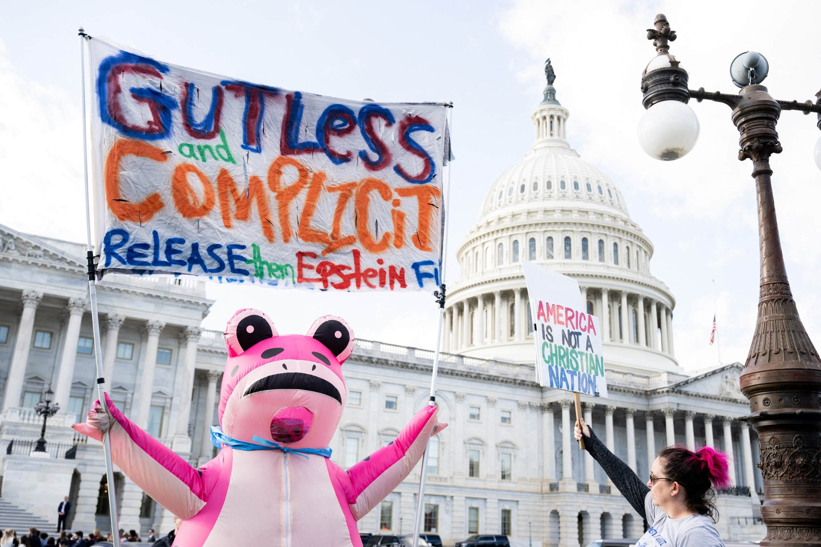 Trump contra-ataca e promete investigar Bill Clinton no caso Epstein