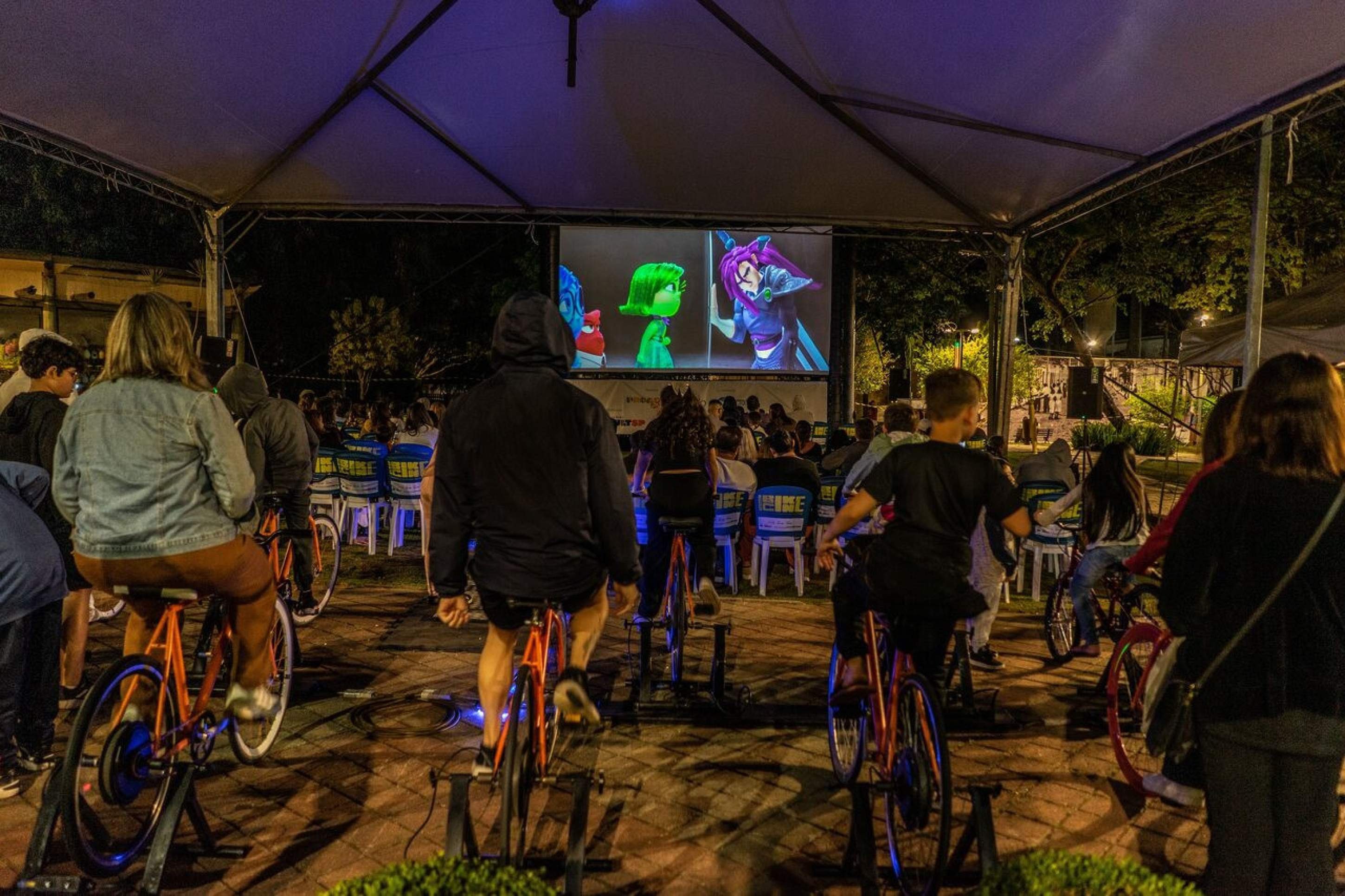 Cinema ao ar livre movido a energia limpa de bicicletas estreia em Penha (SC)