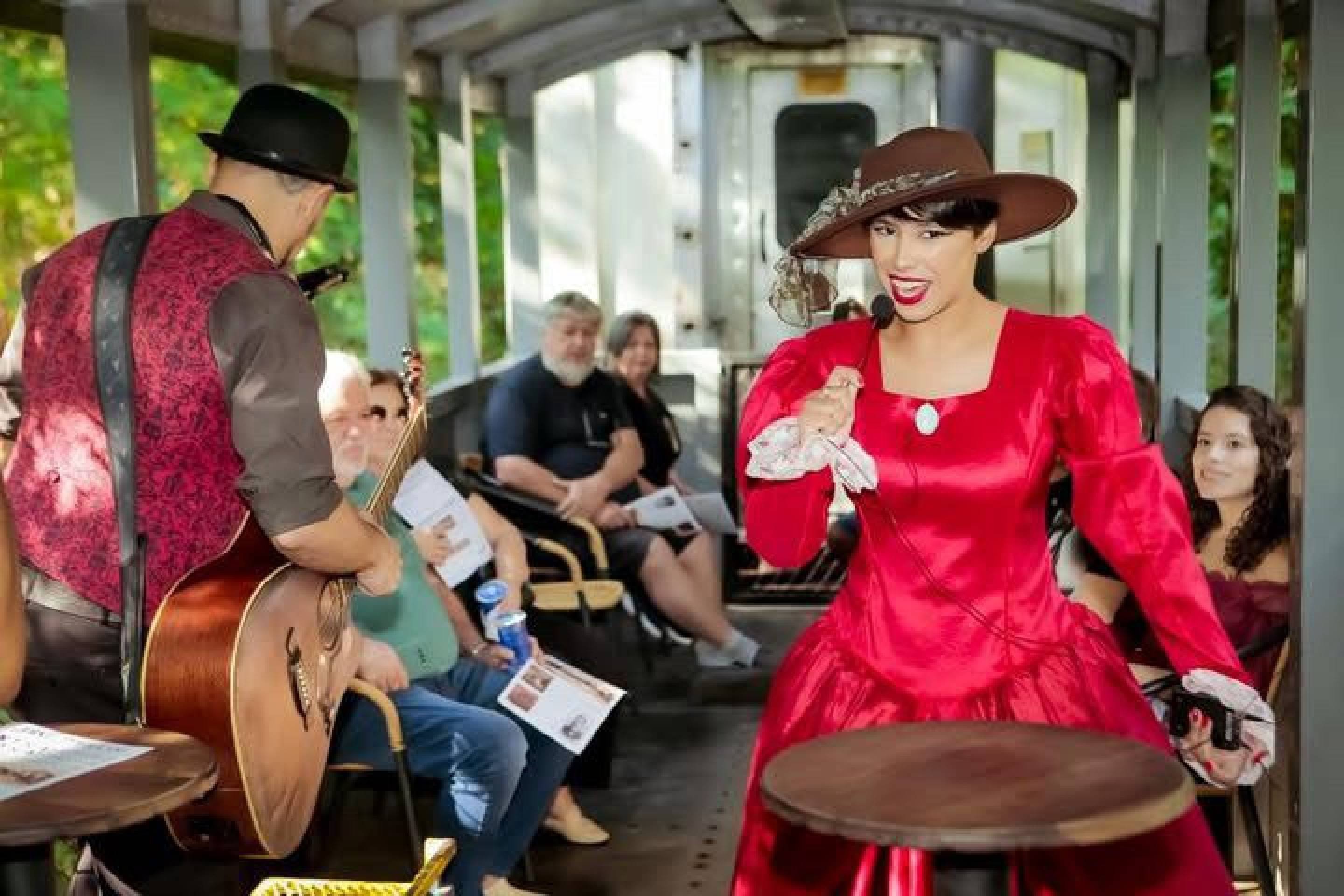 Conheça o trem turístico que conta a história da Proclamação da República