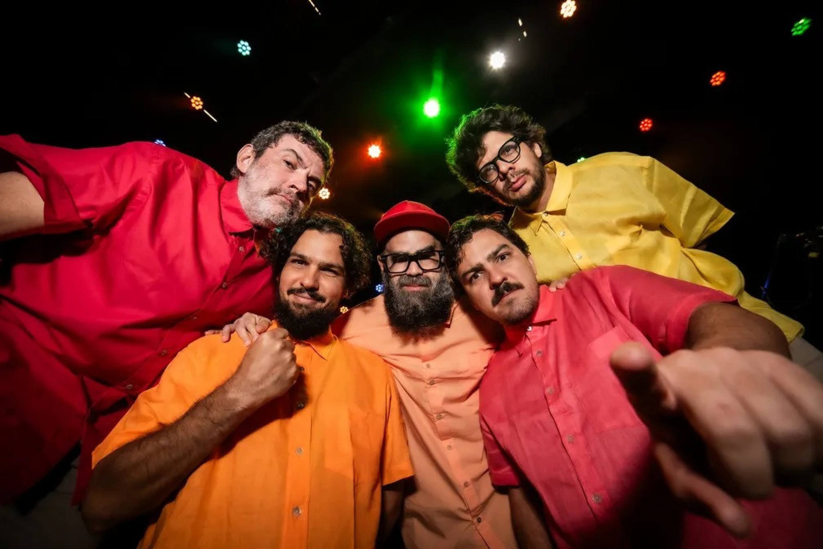 Mombojó volta a Brasília para comemorar 21 anos do álbum de estreia