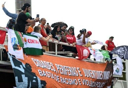 A Ministra dos Povos Indígenas do Brasil, Sônia Guajajara (C), fala ao lado da Ministra do Meio Ambiente do Brasil, Marina Silva (C E), durante a chamada 