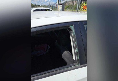 Criminosos quebraram vidro do veículo para furtar