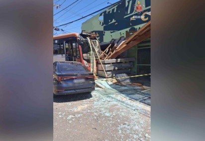 Ônibus colide com carro estacionado e destrói fachada comercial -  (crédito: CBMDF/Divulgação) -Ônibus colide com carro estacionado e destrói fachada comercial -  (crédito: CBMDF/Divulgação)