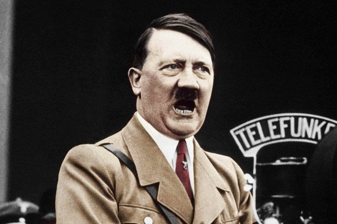 The swatch of fabric was cut from the sofa in Hitler's bunker - the blood stain can be seen on the bottom-left -  (crédito: Gettysburg Museum of History)