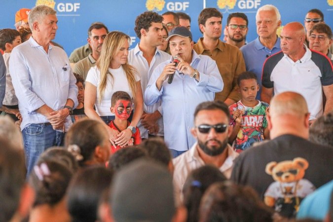 Governador entrega Cartão Material de Construção a 45 famílias de Santa Luzia, na Estrutural
O governador Ibaneis Rocha entregou, neste sábado (15), 45 cartões Material de Construção, um auxílio financeiro no valor de R$ 15 mil para construção e reforma de casas, a famílias do bairro Santa Luzia, na Estrutural. - (crédito: Renato Alves/ Agência Brasília) Governador entrega Cartão Material de Construção a 45 famílias de Santa Luzia, na Estrutural
O governador Ibaneis Rocha entregou, neste sábado (15), 45 cartões Material de Construção, um auxílio financeiro no valor de R$ 15 mil para construção e reforma de casas, a famílias do bairro Santa Luzia, na Estrutural. - (crédito: Renato Alves/ Agência Brasília)