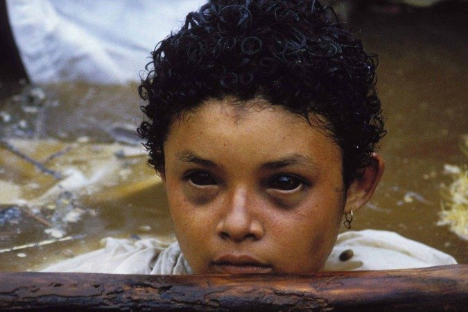 O túmulo de Omaira é rodeado por flores, oferendas, mensagens de agradecimento e orações -  (crédito: José Carlos Cueto/BBC News Mundo)