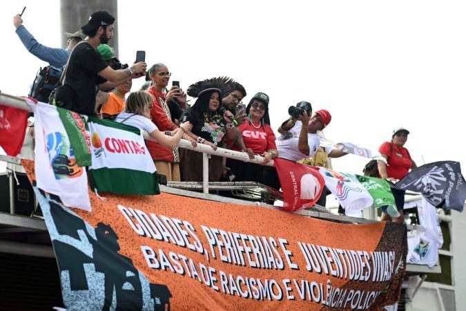 A Ministra dos Povos Indígenas do Brasil, Sônia Guajajara (C), fala ao lado da Ministra do Meio Ambiente do Brasil, Marina Silva (C E), durante a chamada A Ministra dos Povos Indígenas do Brasil, Sônia Guajajara (C), fala ao lado da Ministra do Meio Ambiente do Brasil, Marina Silva (C E), durante a chamada
