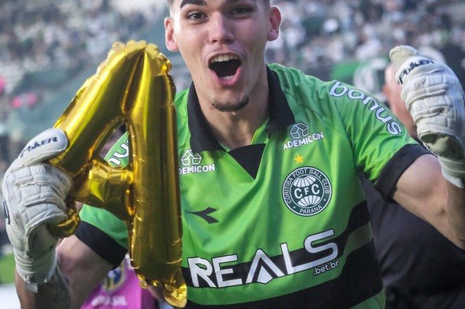 Pedro Morisco celebra vaga do Coxa: time ainda persegue o t&iacute;tulo 