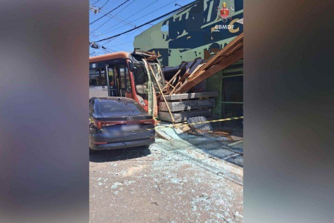 Ônibus colide com carro estacionado e destrói fachada comercial -  (crédito: CBMDF/Divulgação)
