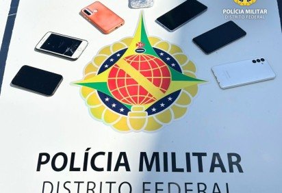 PMDF recupera 8 aparelhos celulares e prende homem em flagrante de roubo na QNM 19 -  (crédito: PMDF/Divulgação) -PMDF recupera 8 aparelhos celulares e prende homem em flagrante de roubo na QNM 19 -  (crédito: PMDF/Divulgação)