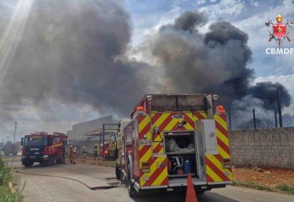  Incêndio em depósito de materiais recicláveis